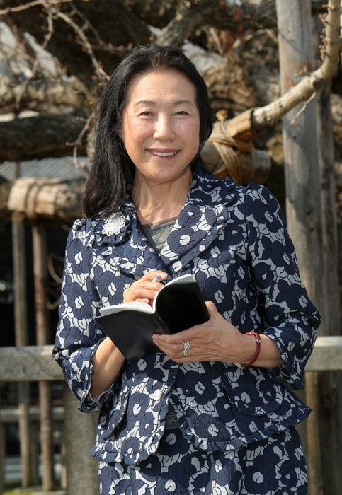 文学部教授 井上 弘美