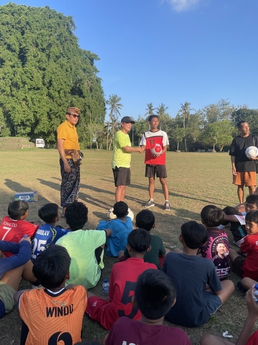 みんな真剣にサッカーの練習に取組む