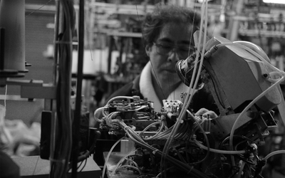 岐阜県関市の靴下工場・東洋繊維 旧式編み機を整備しながら靴下づくりを行う工場風景