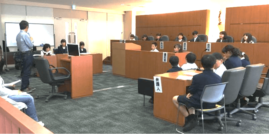 小学5年生が、法廷教室で裁判官や弁護士として模擬裁判を体験 物事を多方面から捉えることの大切さを学び、倫理観を養う