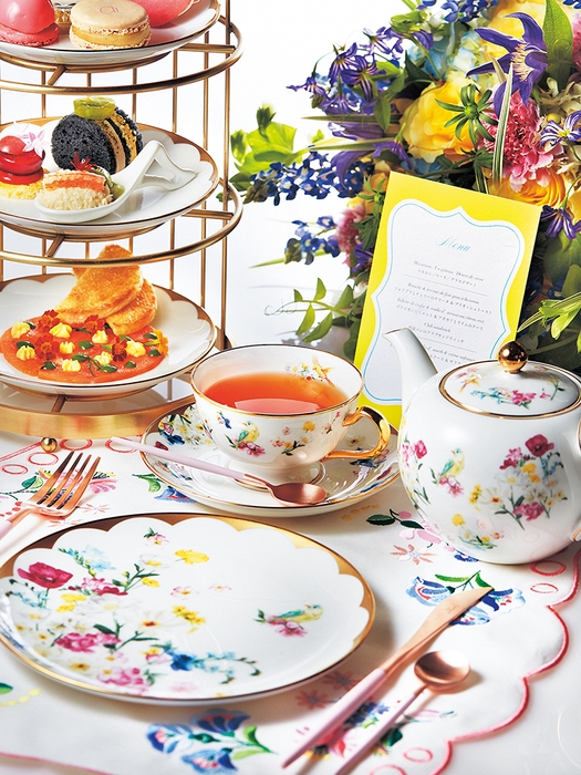 <バードフラワーティーポット> ¥7,700(税込) <バードフラワーカップ&ソーサー> ¥6,380(税込)