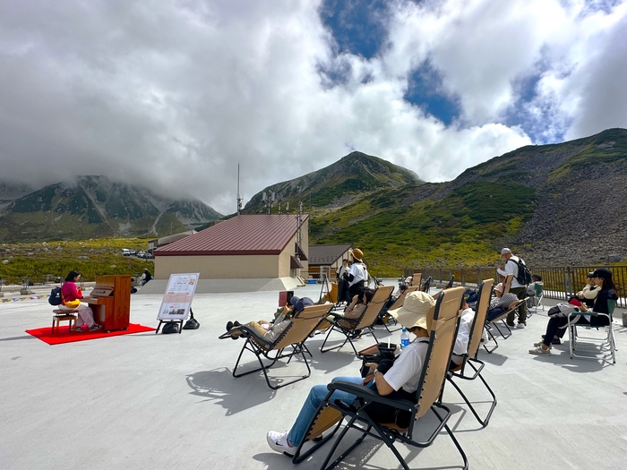 ピアノの周りにはリラックススペースも