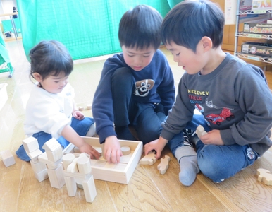 寄付された積み木で遊ぶ子どもたち