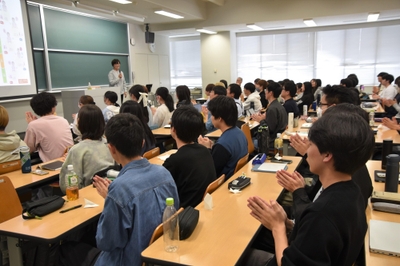ミニエクササイズを実践する学生たち