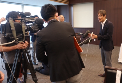 囲み取材に答える加計理事長（右）