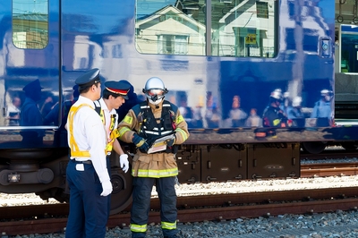 「異常時総合訓練（2023年度）」 お客さま避難誘導訓練（消防と打合せ）の様子