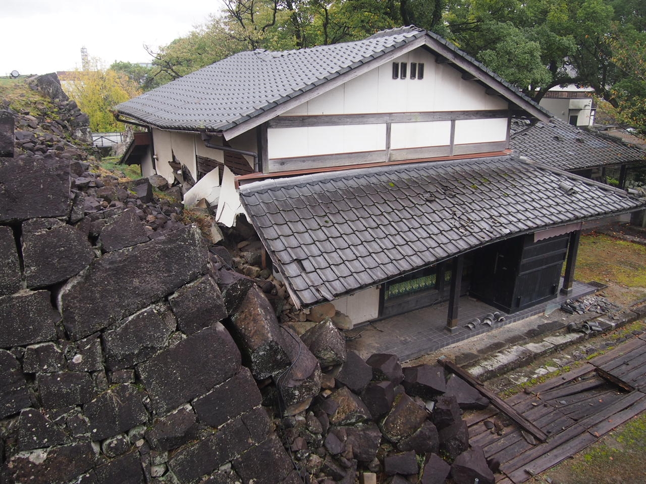 熊本地震発生から10年。東京臨海広域防災公園で被害と復興を伝えるパネル展を3/31(火)から開催