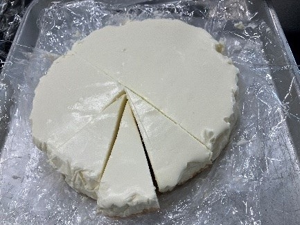 (研究員の手作りレアチーズケーキ)