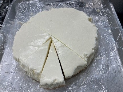 （研究員の手作りレアチーズケーキ）