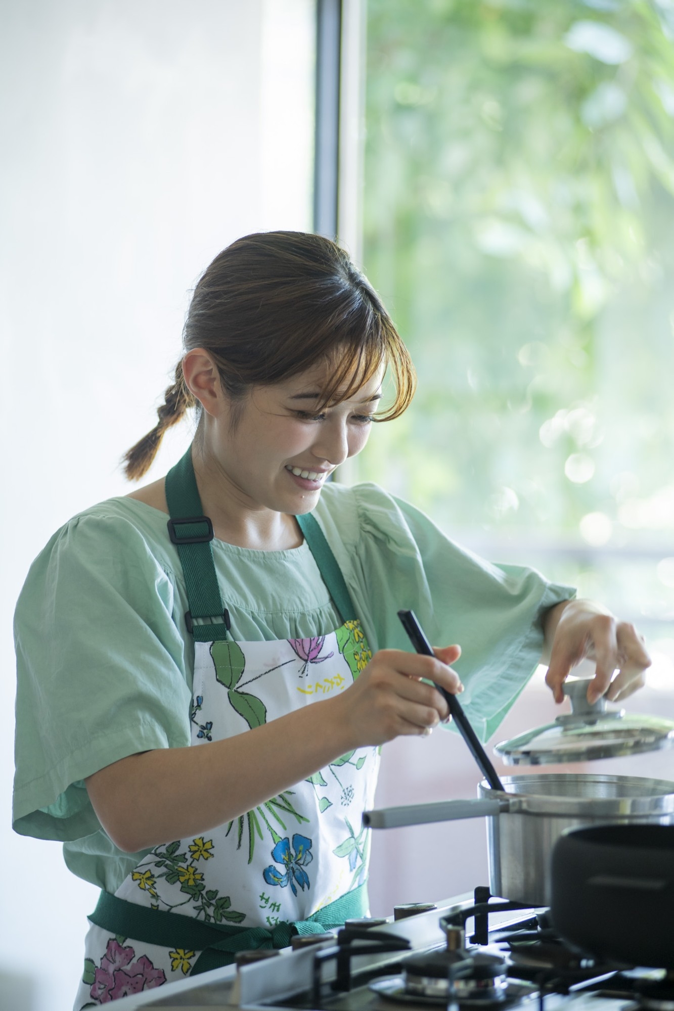 調理中の咲楽さん