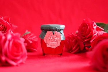 心華やぐ優雅な一匙——「バラ香る蜂蜜」新発売 赤いローズの優雅な香りと美しい彩りで、ティータイムや贈り物を華やかに