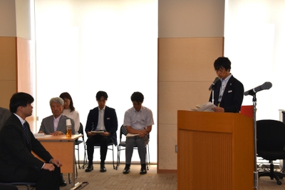 大竹課長（右）が長谷川顧問のあいさつを代読