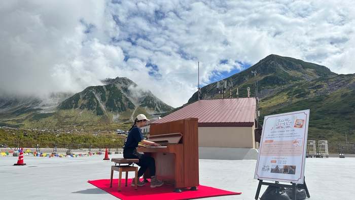 立山連峰を目の前に演奏できる立山ストリートピアノ