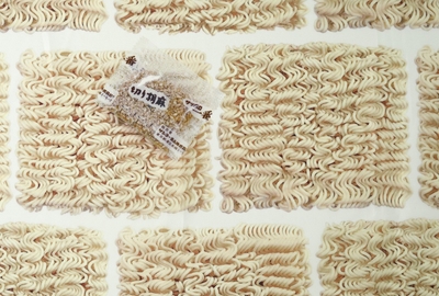 「麺」がおしゃれな総柄に