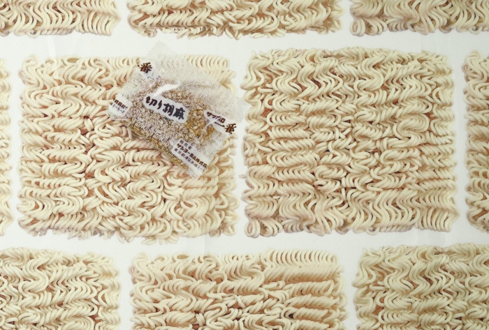 「麺」がおしゃれな総柄に