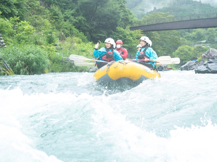 手を振る余裕も!