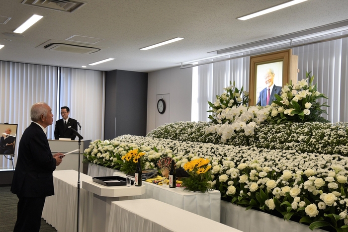 お別れの言葉を述べる佐茂会長