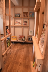 屋内の木製スリット壁にも絵本