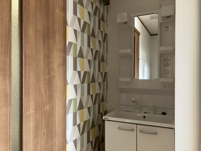 北欧テイストの壁紙を取り入れた内装デザイン