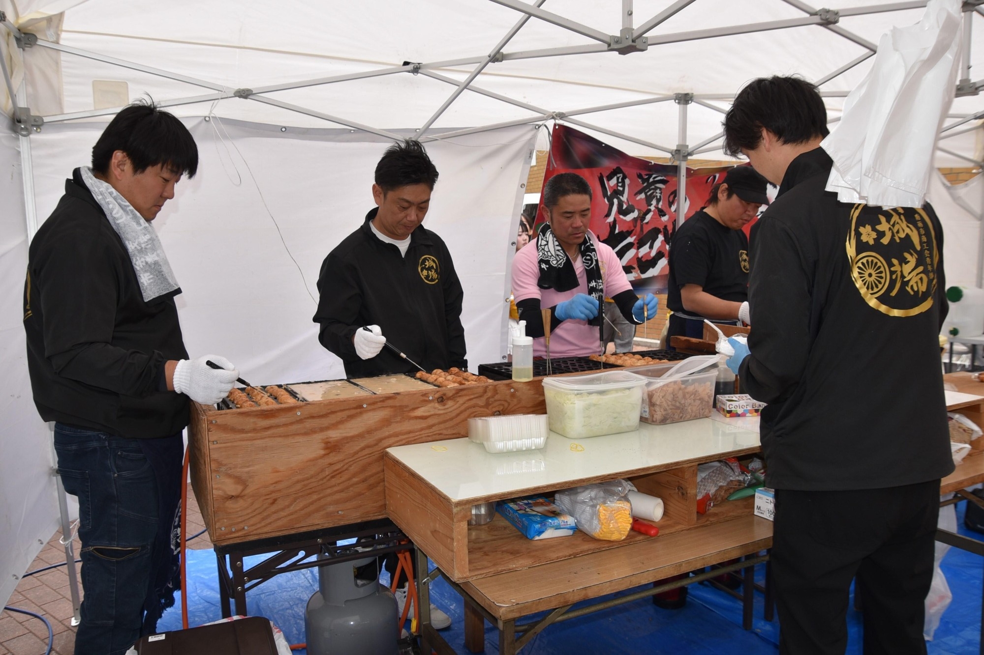 たこ焼きを作る「兄貴」たち