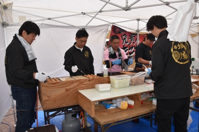 たこ焼きを作る「兄貴」たち