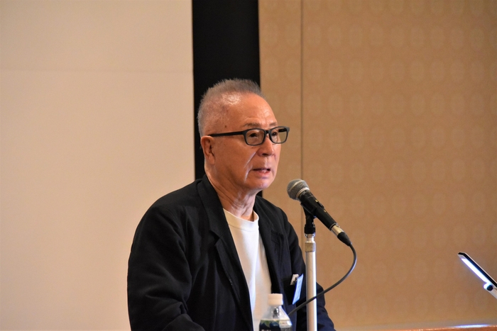 挨拶する谷会長