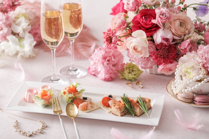 ▲グラスシャンパンと三大珍味セイボリー が付いたハイティー(4,070円)