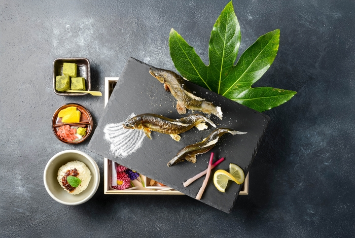 内容：天然鮎3匹(小鮎、小中鮎、中子持ち鮎)、彩り小鉢、ご飯炙り郡上味噌、香物、甘味