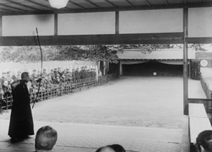 弓道の見学会の様子(1931年) みどりの図書館グリーンアーカイブス所蔵