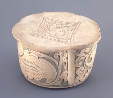 白掻落牡丹文枕