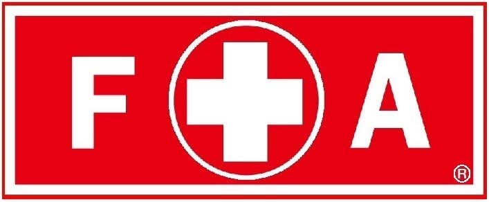 救急キットの所在を伝えるステッカー(FAとはファーストエイドの頭文字です)