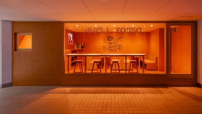 デザインアワード2024非住宅部門銀賞〈HOBA / TOSSO / OSCAR WILDE〉Design：Yu Yamada, Mami Umayahara / SNARK Inc. , Client：TOYOKE Inc. , Construction：butter Inc. , Steel products：gambit, Acoustic design：WHITELIGHT.Ltd, Logo design：Kohei Nakazawa / STUDIO PT., Illustration：Quentin Chambry（HOBA）, Chiaki Kobayashi（TOSSO）, ancco（OSCAR WILDE）, Sign painting：Peter Liedberg / Tokyo Sign Co., Neon sign：TAKASHO DIGITEC Co,Ltd, Photo：Ippei Shinzawa