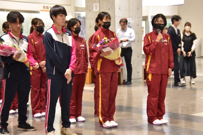 決意表明する女子駅伝部の谷本キャプテン(右)