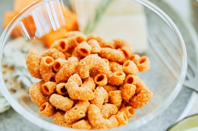 豆100%のマメロニでできた、堅あげ食感の「ゼンブパスタスナック」