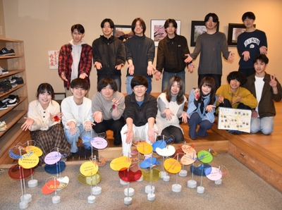 完成した看板を前に記念撮影する学生たち