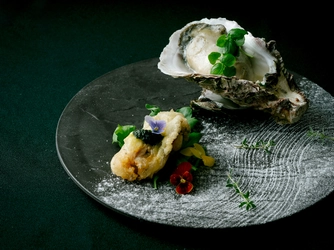 【海の京都 伊根産の岩牡蠣など】丹後の上質な食の旅へ。薪火料理の新コースがスタート。京丹後市「HOTEL&湖邸 艸花 -そうか-」