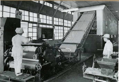 『1963年頃の米菓製造の様子』
