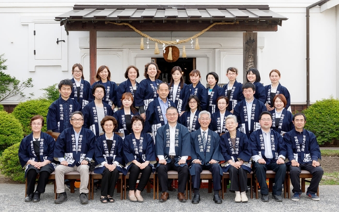 世嬉の一酒造のスタッフ 中央が四代目 佐藤航、その左が三代目夫妻