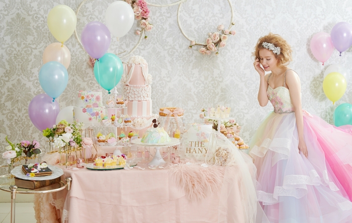 「THE HANY」を代表するレインボーカラーのドレスとスイーツ