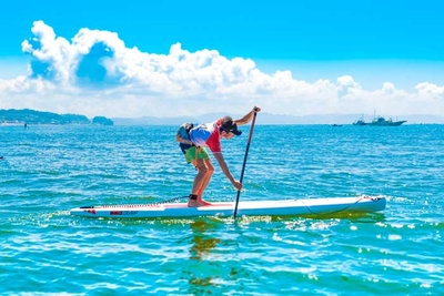 穏やかな波をSUPで漕ぐ