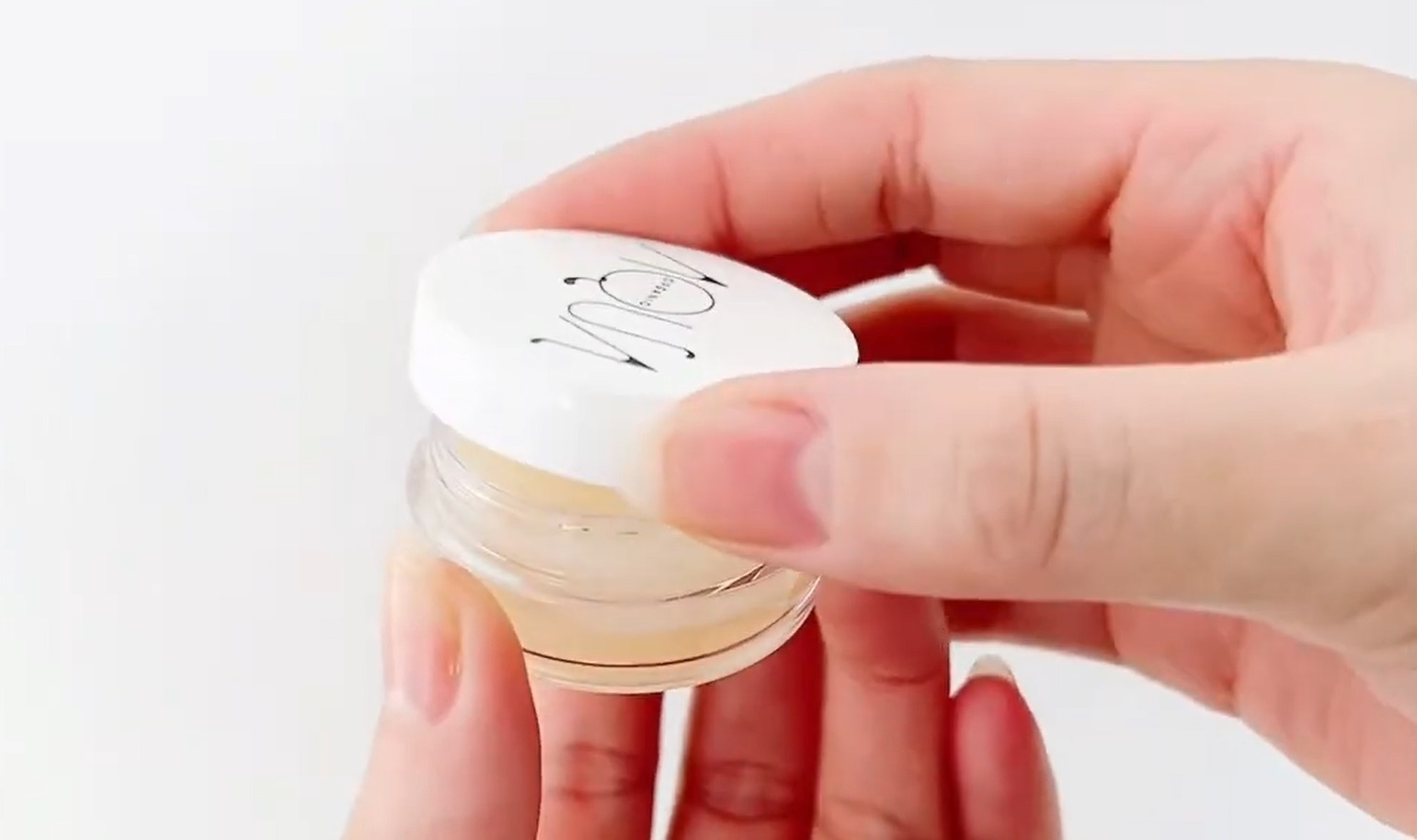 【アクア・アクア】いつでもどこでも潤いチャージ！マルチに使えるフルーティーバームの裏技をご紹介