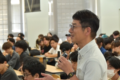 教員も講義に参加し、質問する経営学部の田澤宗裕教授