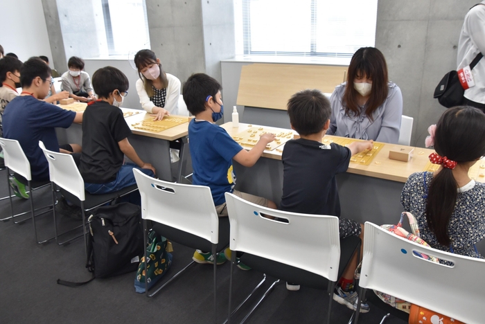 指導対局に臨む本学出身の中澤女流二段(奥右)と脇田女流初段