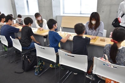 指導対局に臨む本学出身の中澤女流二段（奥右）と脇田女流初段