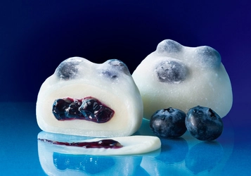 【新商品情報｜7月限定】和菓子の新定番「フルーツ大福」と「キリ クリームチーズ」のコラボ『手包みブルーベリーチーズ大福』