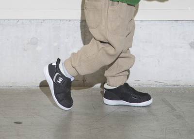 メッシュキネティックスニーカー