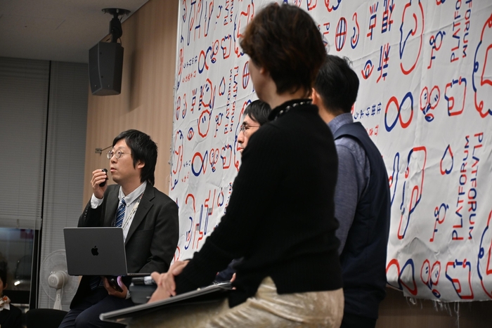 ファシリテータを務めた社会連携センター職員の白川陽一さん