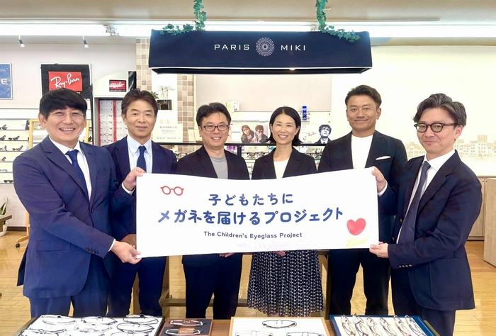 (写真左より)パリミキ西中国ジェネラルマネージャー 柳谷 任宣、パリミキ 代表取締役社長 恒吉 裕司、特定非営利活動法人コネクト・ワン理事長 藤本 真樹 様 ひとり親支援団体.Style(ドットスタイル)代表 小西 凡子 様、極東ホールディングス株式会社代表取締役 鳴本 聡一郎 様、パリミキ 営業本部長成尾 斗夢