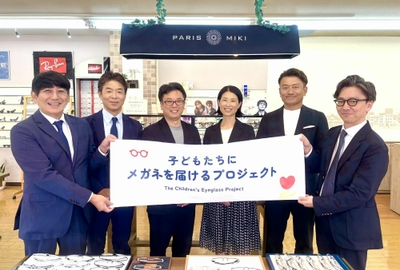 （写真左より）パリミキ西中国ジェネラルマネージャー　柳谷 任宣、パリミキ 代表取締役社長 恒吉 裕司、特定非営利活動法人コネクト・ワン理事長 藤本 真樹 様 ひとり親支援団体.Style（ドットスタイル）代表 小西 凡子 様、極東ホールディングス株式会社代表取締役　鳴本 聡一郎 様、パリミキ　営業本部長成尾 斗夢