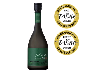 世界的な酒類コンペティション「IWC2025」SAKE部門・ゴールドメダルの松竹梅白壁蔵「然土（ねんど）」がトロフィーを受賞